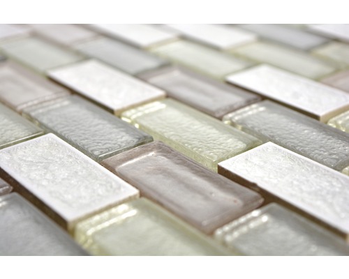 Närbild av glasmosaikplattor i tegelmönster