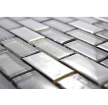 Silverfärgat mosaikmönster i horisontell riktning