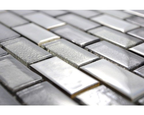 Silverfärgat mosaikmönster i horisontell riktning