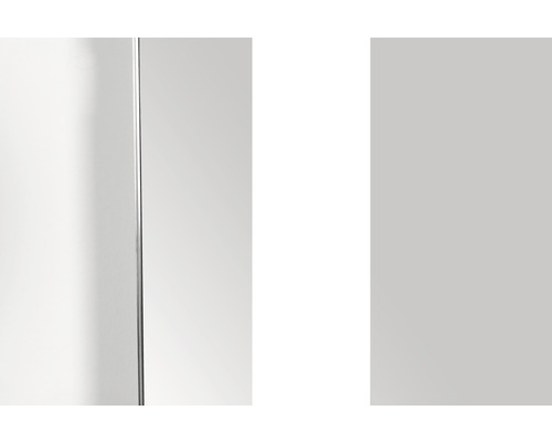 Detaljvy av en duschkabin med transparenta paneler och silverfärgade beslag