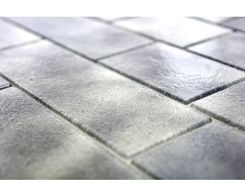 Närbild av grå rektangulära plattor