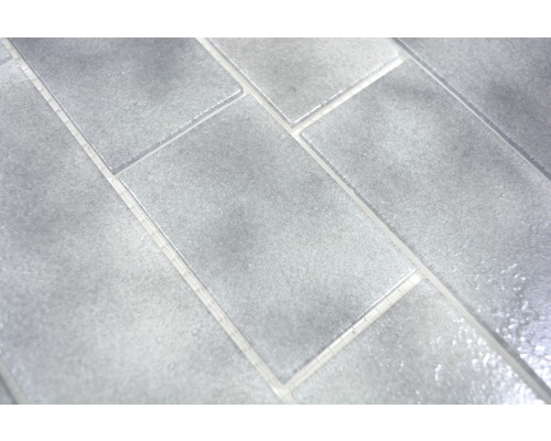 Grå rektangulära plattor lagda i förband