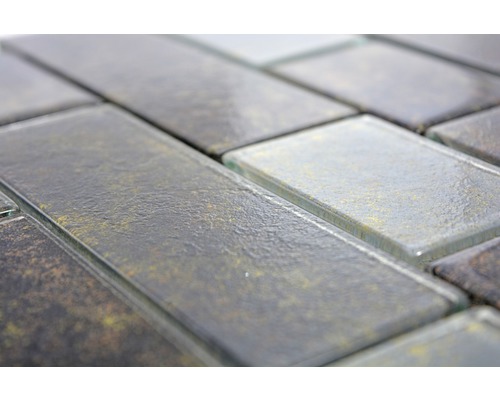 Närbild av rektangulära glasmosaikplattor