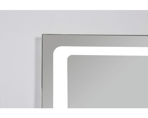 Detaljbild av en spegel med LED-belysning