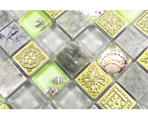 Mosaik med glas, sten, snäckor och ornament