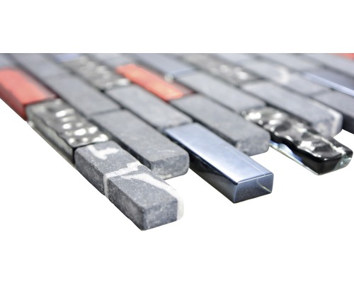 Mosaikplatta med rektangulära stenar av sten, glas och metall