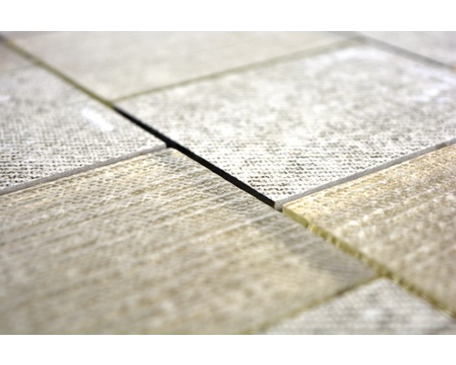 Närbild av strukturerade plattor med fogar