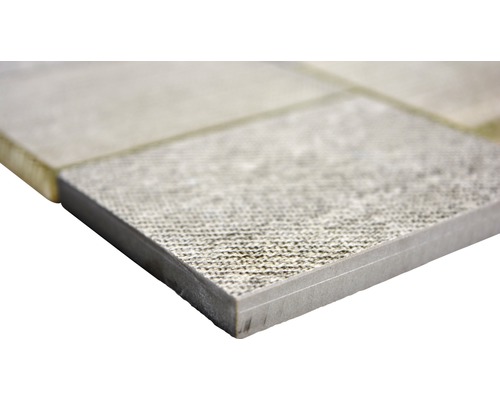 Närbild av ljusa, kvadratiska keramikplattor