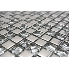 Närbild av mosaikplattor av glas och metall