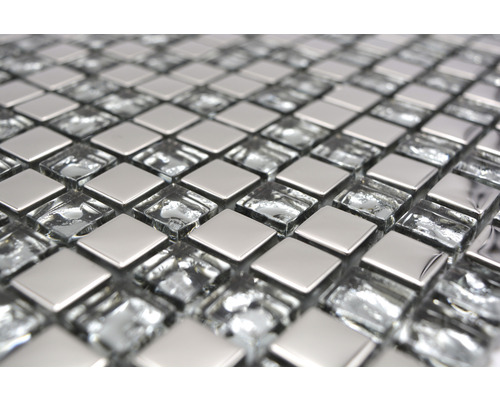 Närbild av mosaikplattor av glas och metall