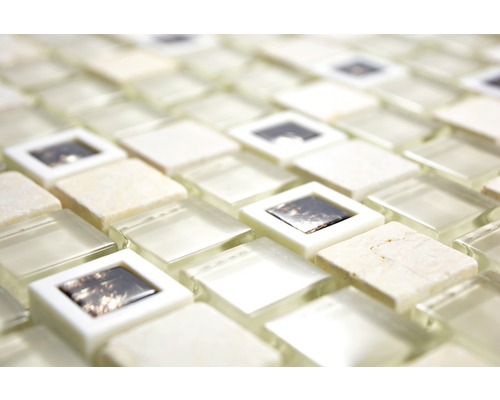 Närbild av fyrkantiga mosaikplattor av glas och natursten