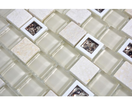 Närbild av glasmosaikplattor med natursten och dekoration av snäckor