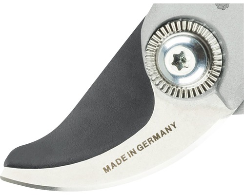 Närbild av en trädgårdssax med texten Tillverkad i Tyskland.