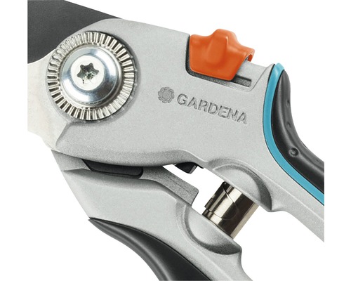 Detaljbild av en trädgårdssax med Gardena-logotyp.