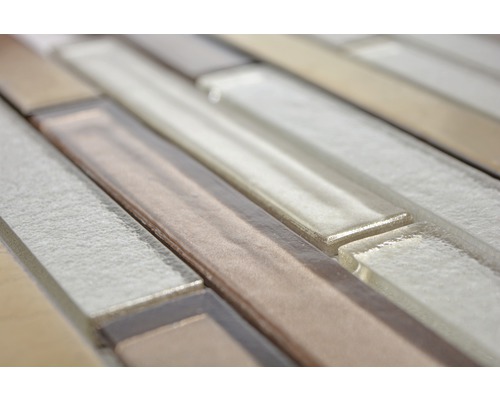 Detaljbild av en mosaikplatta med avlånga glasstenar