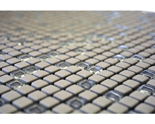 Mosaikplattor av keramik och glas