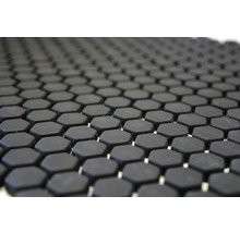 Närbild av svart, sexkantig mosaik