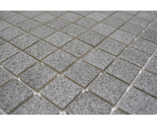 Närbild av små fyrkantiga mosaikplattor