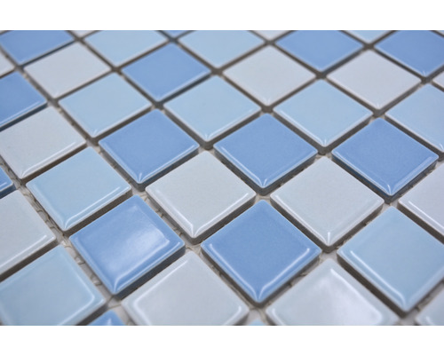 Närbild av mosaikplattor med kvadratiska element