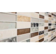 Mosaikvägg med rektangulära plattor i olika material