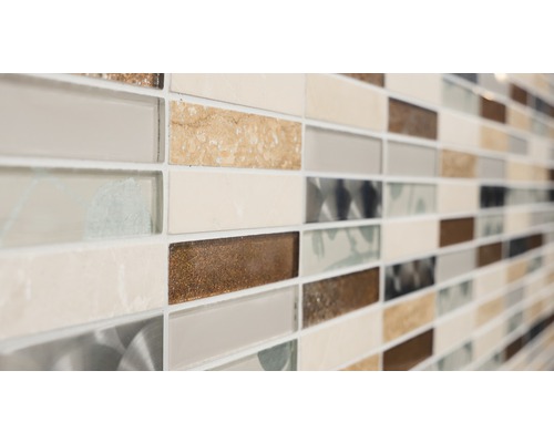 Mosaikvägg med rektangulära plattor i olika material