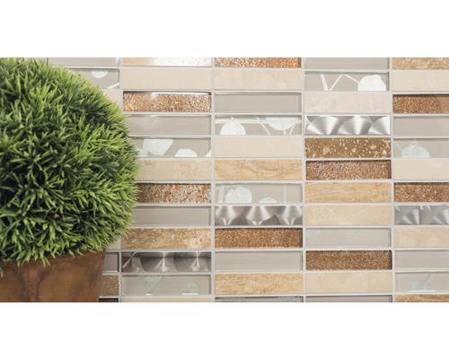 Dekorativ mosaikplatta av glas och sten i horisontellt format