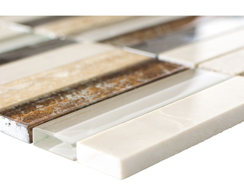 Närbild av en mosaikplatta med olika ytor