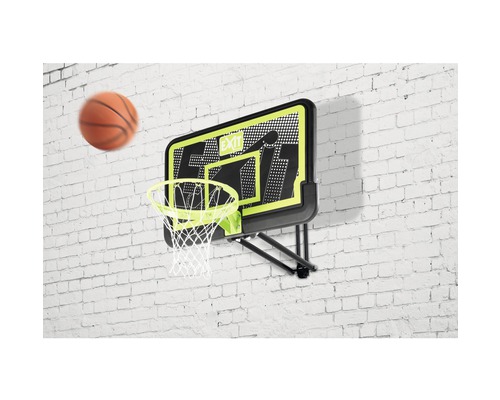 Väggmonterad basketkorg med boll i luften