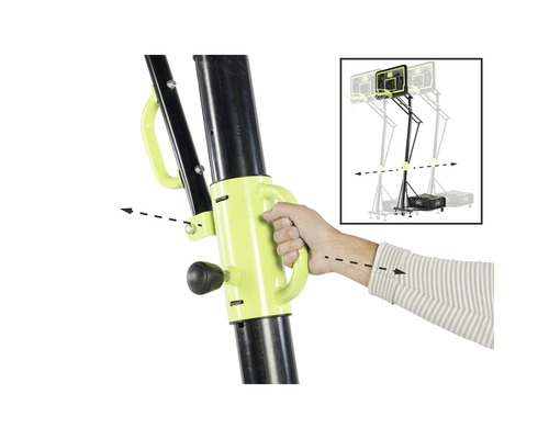 Person håller ett handtag för att justera höjden på en basketkorg