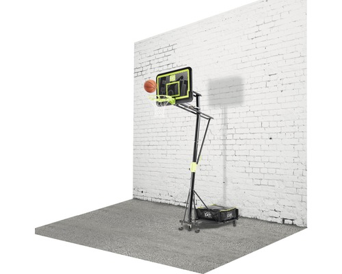 Justerbar basketkorg med boll framför en vit vägg