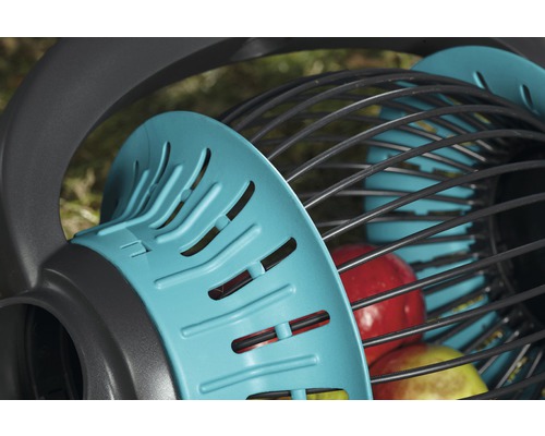 Närbild av en fruktplockare med äpplen