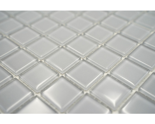 Närbild av kvadratiska glasmosaikplattor