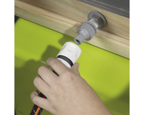 Trädgårdsslanganslutning ansluts till ett bevattningssystem