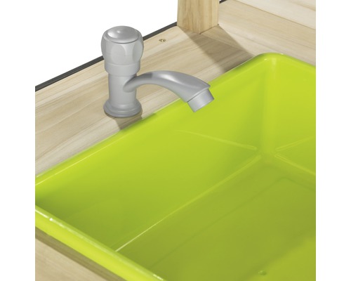 Närbild av ett leksakskök med diskho och kran