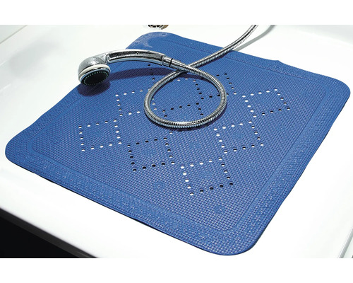 Fyrkantig, blå duschkarsmatta med hål och duschhuvud med slang på en vit yta.