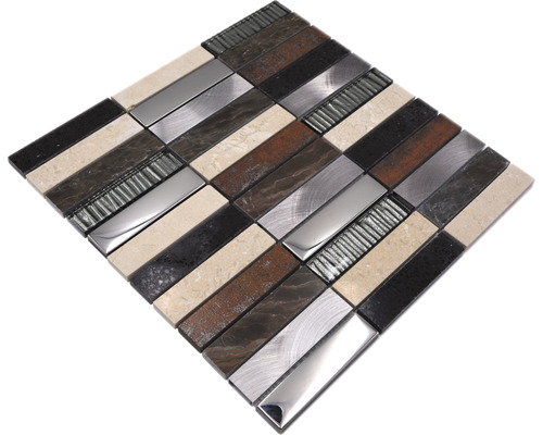 Mosaikplatta med element av sten, metall och glas