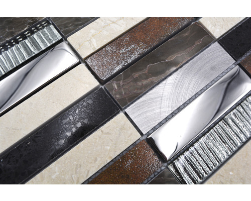 Närbild av en mosaikplatta med olika material och texturer