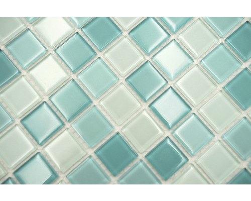 Närbild av fyrkantiga glasmosaikplattor