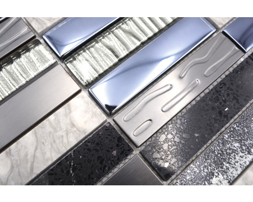 Mosaikplatta med olika material och ytstrukturer.