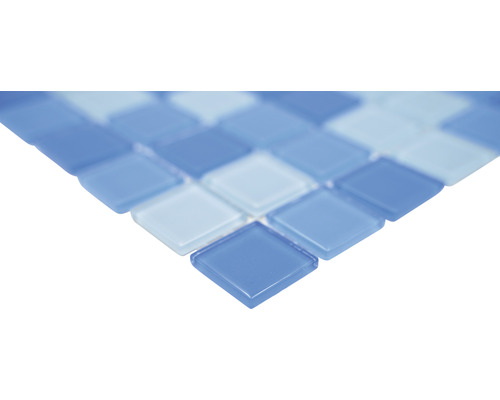 Mosaikplatta med fyrkantiga, blåaktiga glasstenar.