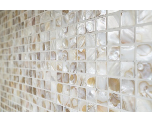 Väggplattor av pärlemor i ett kvadratiskt mönster