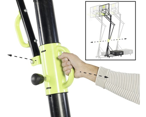 Närbild av en person som använder handtaget på ett mobilt basketsystem för att justera höjden