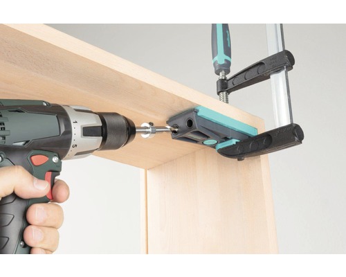 Sladdlös skruvdragare borrar i trä med en borrmall