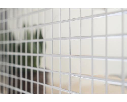 Närbild av en vägg med kvadratiska mosaikplattor