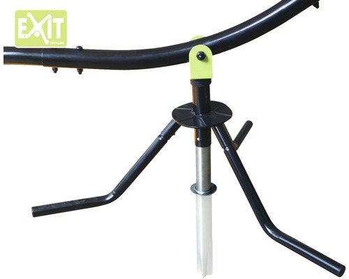 Detaljvy av en EXIT Toys trädgårdsgunga med trebent stativ