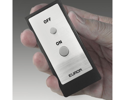 En hand håller en fjärrkontroll med en på- och avknapp.