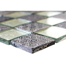 Närbild av mosaikplattor av glas och sten
