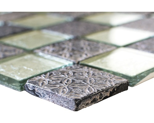 Närbild av mosaikplattor av glas och sten