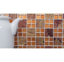 Detaljbild av en mosaik med bladmönster bredvid en tekanna