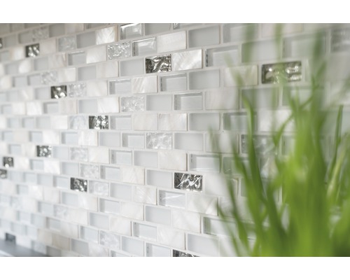 Väggplattor av glas och pärlemor i mosaikformat.